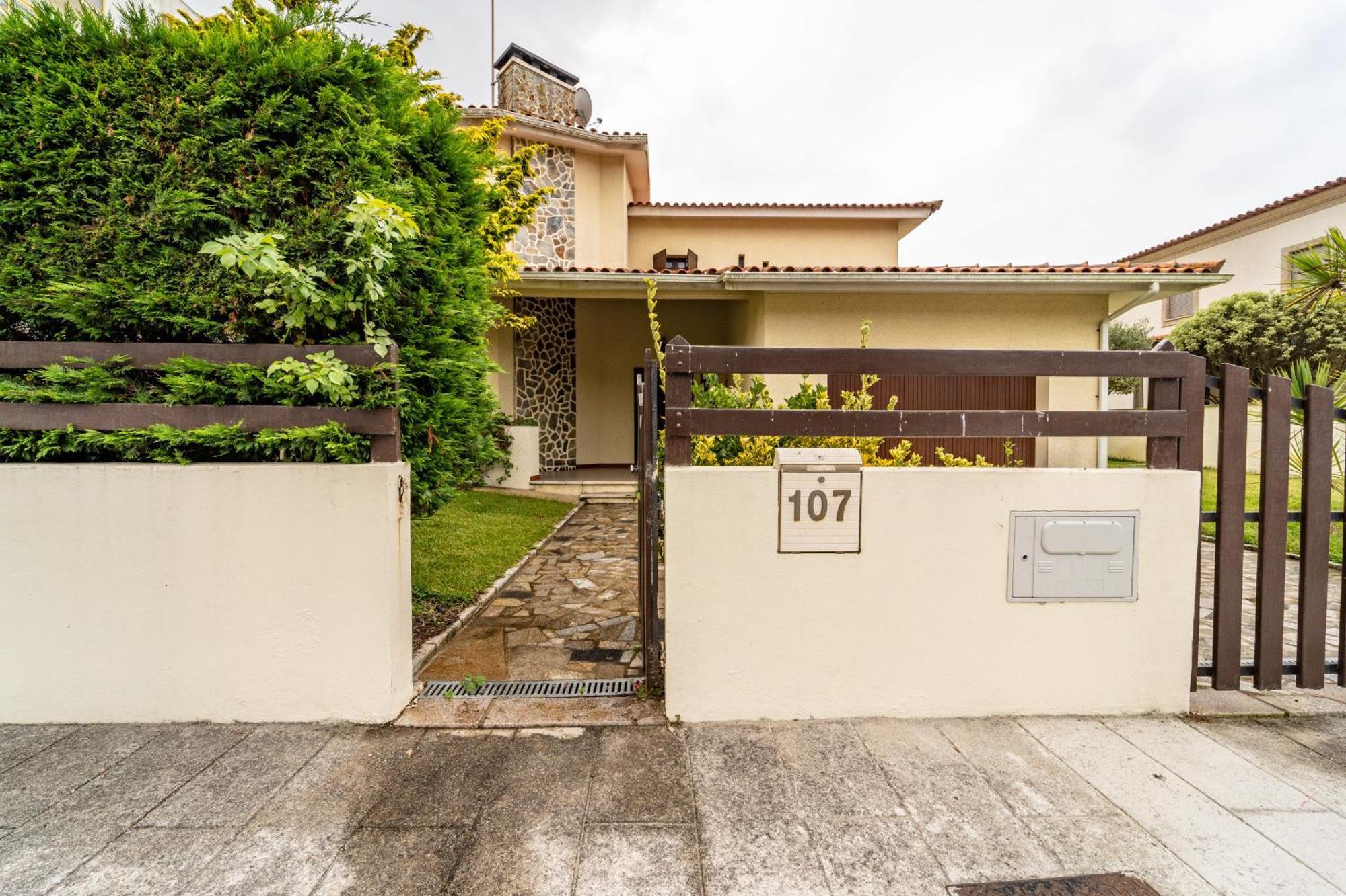 Amorosa Villa, 500M From The Beach By House And People Bagian luar foto